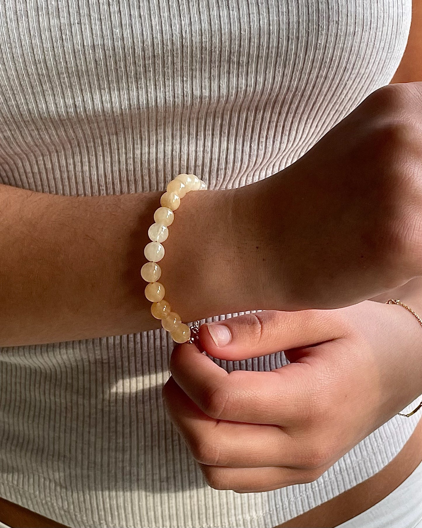 Bredt perle armbånd i gule nuancer
