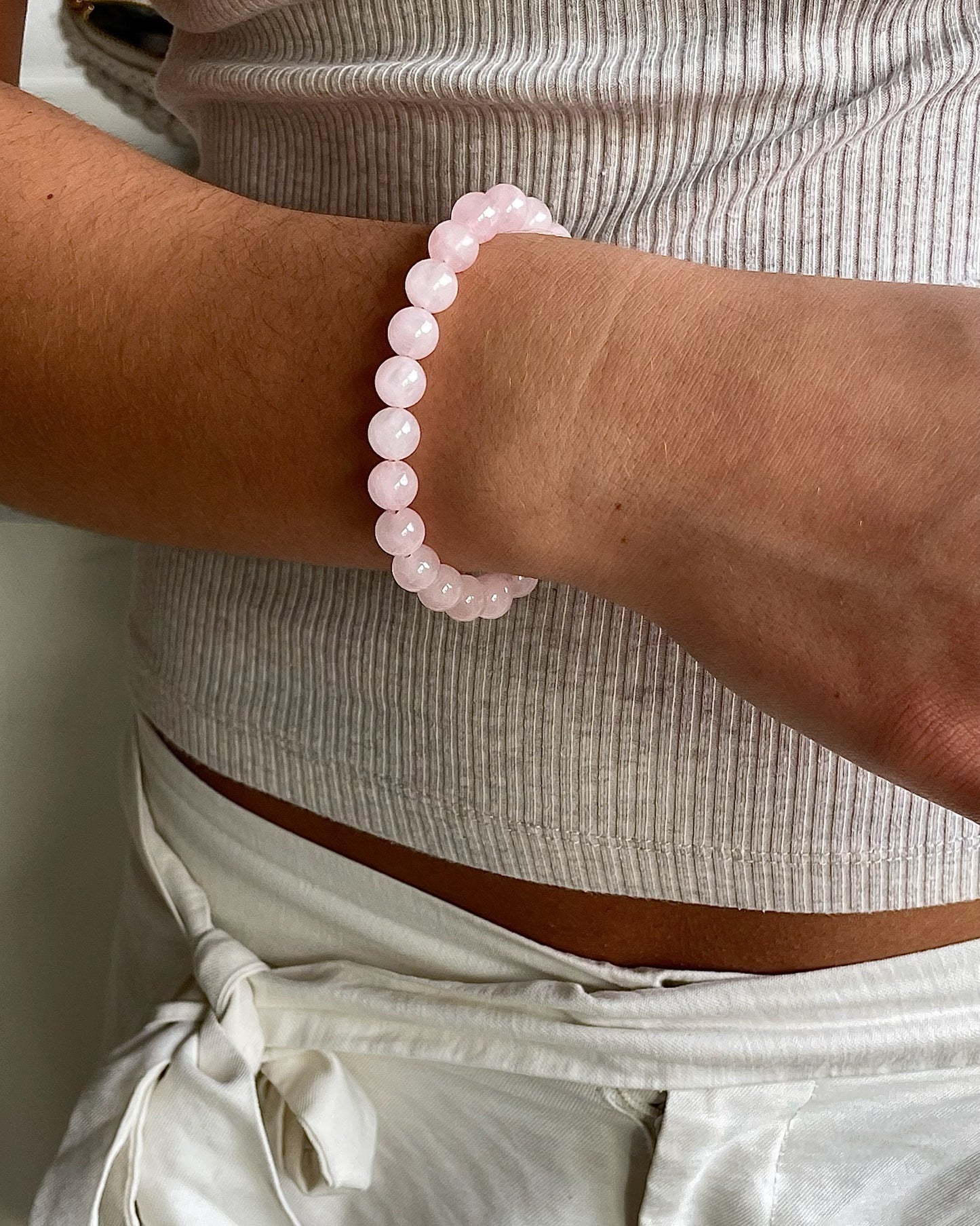 Bredt perle armbånd i lyserøde nuancer