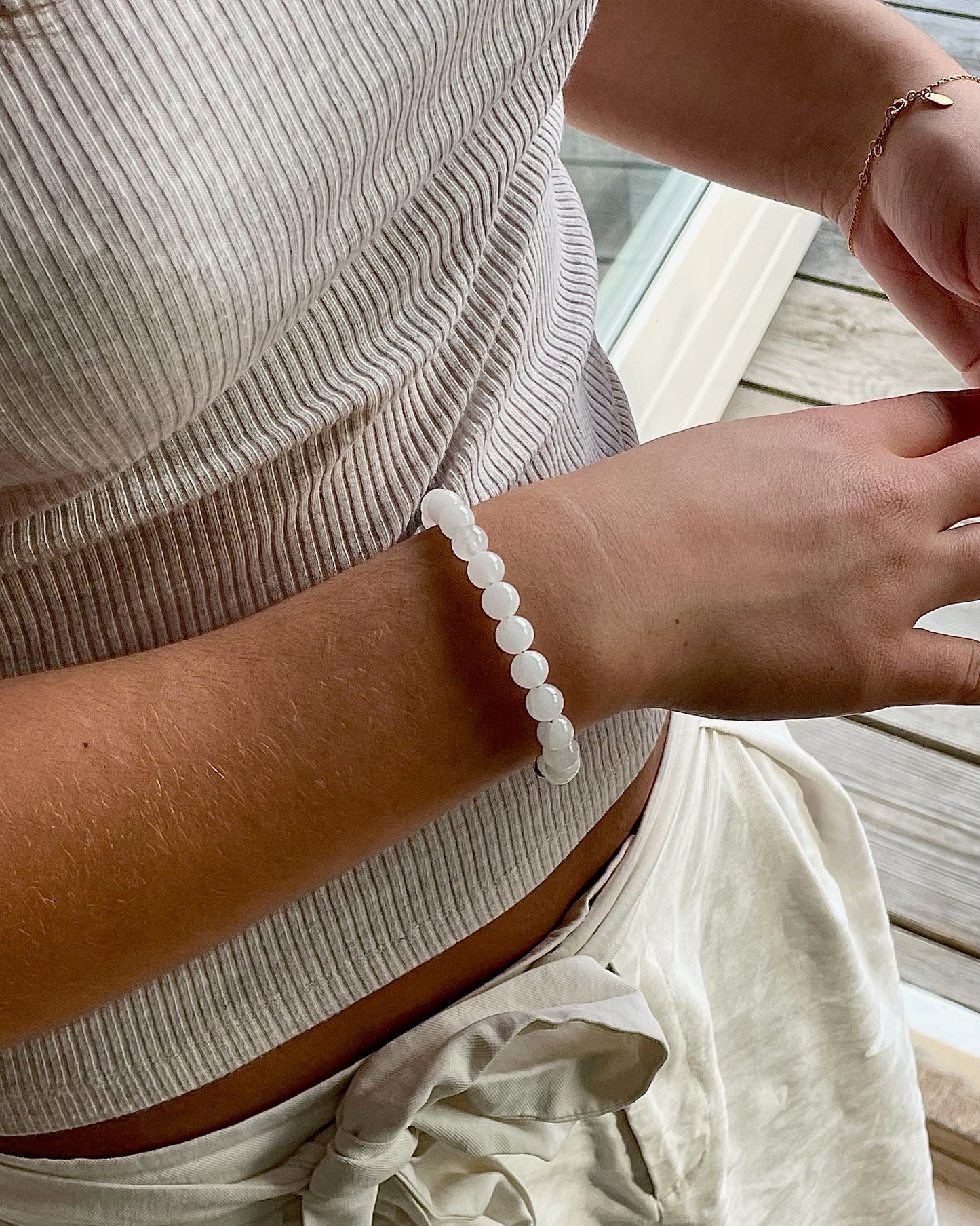 Bredt perle armbånd i hvide nuancer