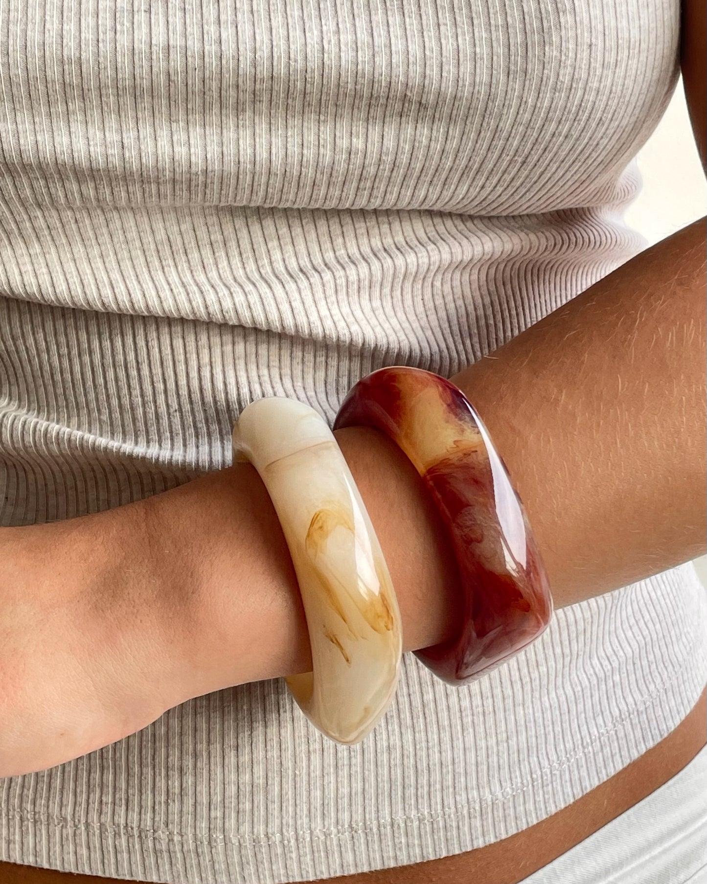 Bangle i beige nuancer