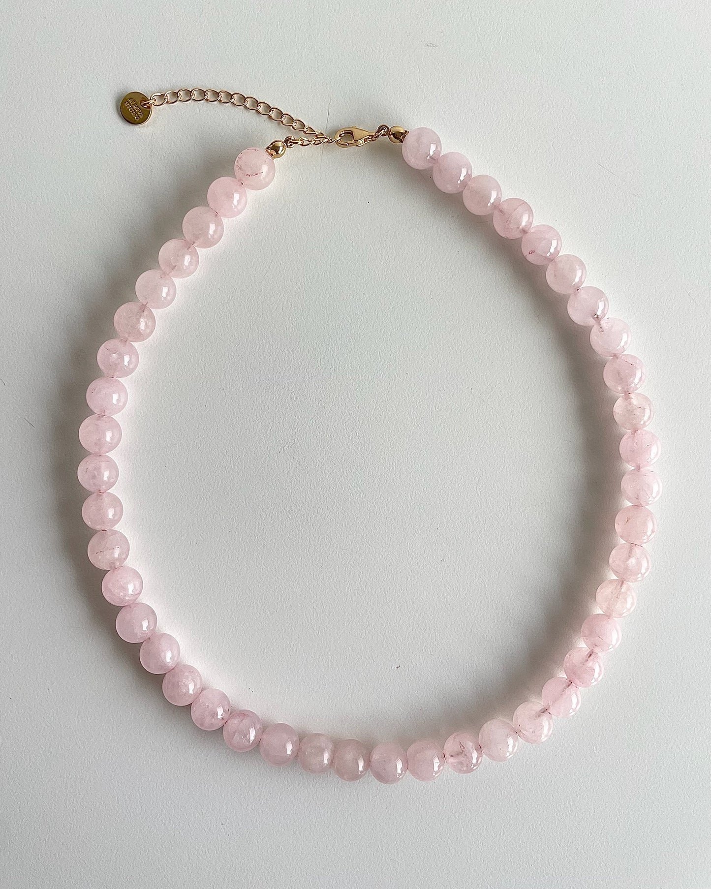 Bred perle halskæde i lyserøde nuancer