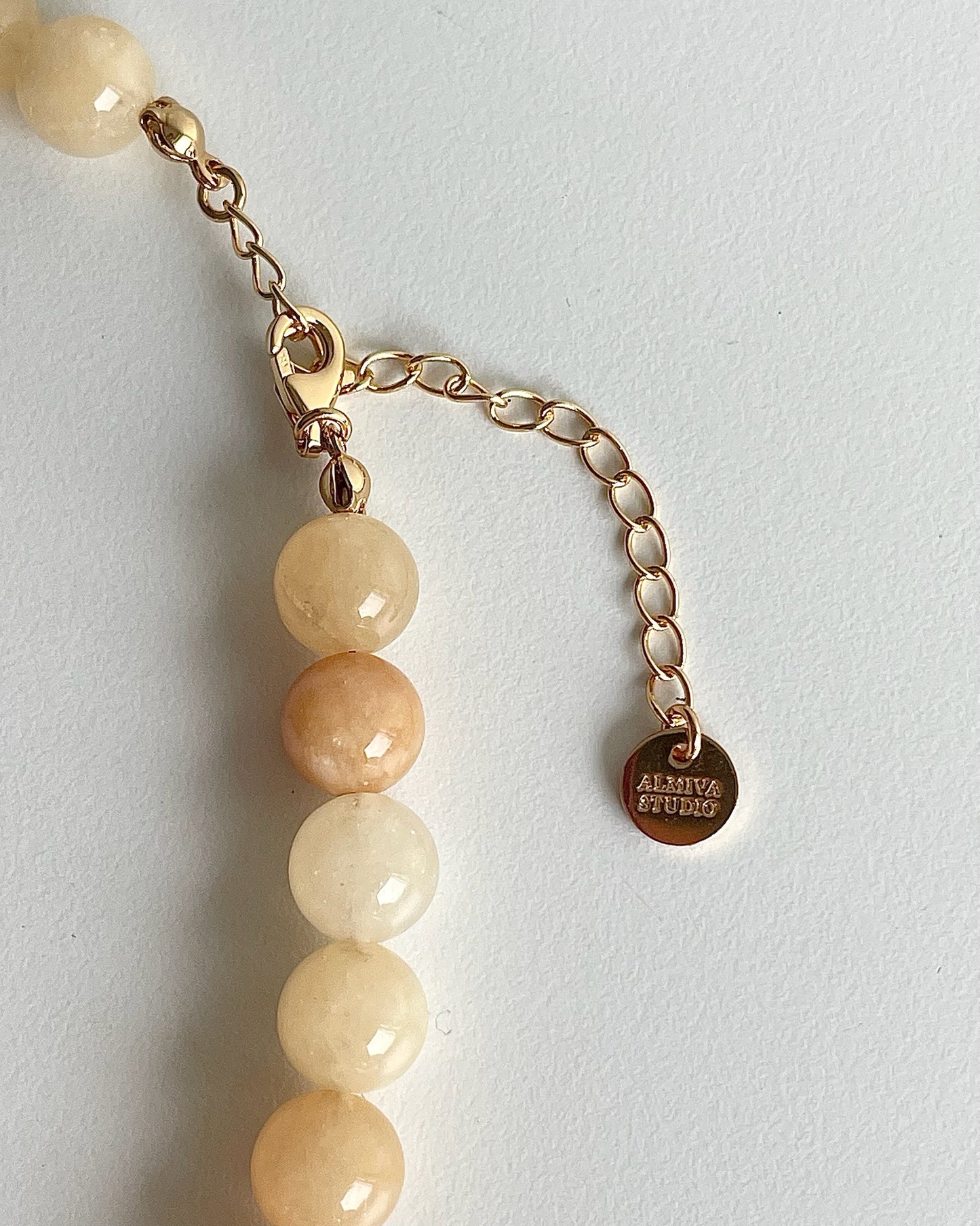 Bredt perle armbånd i gule nuancer