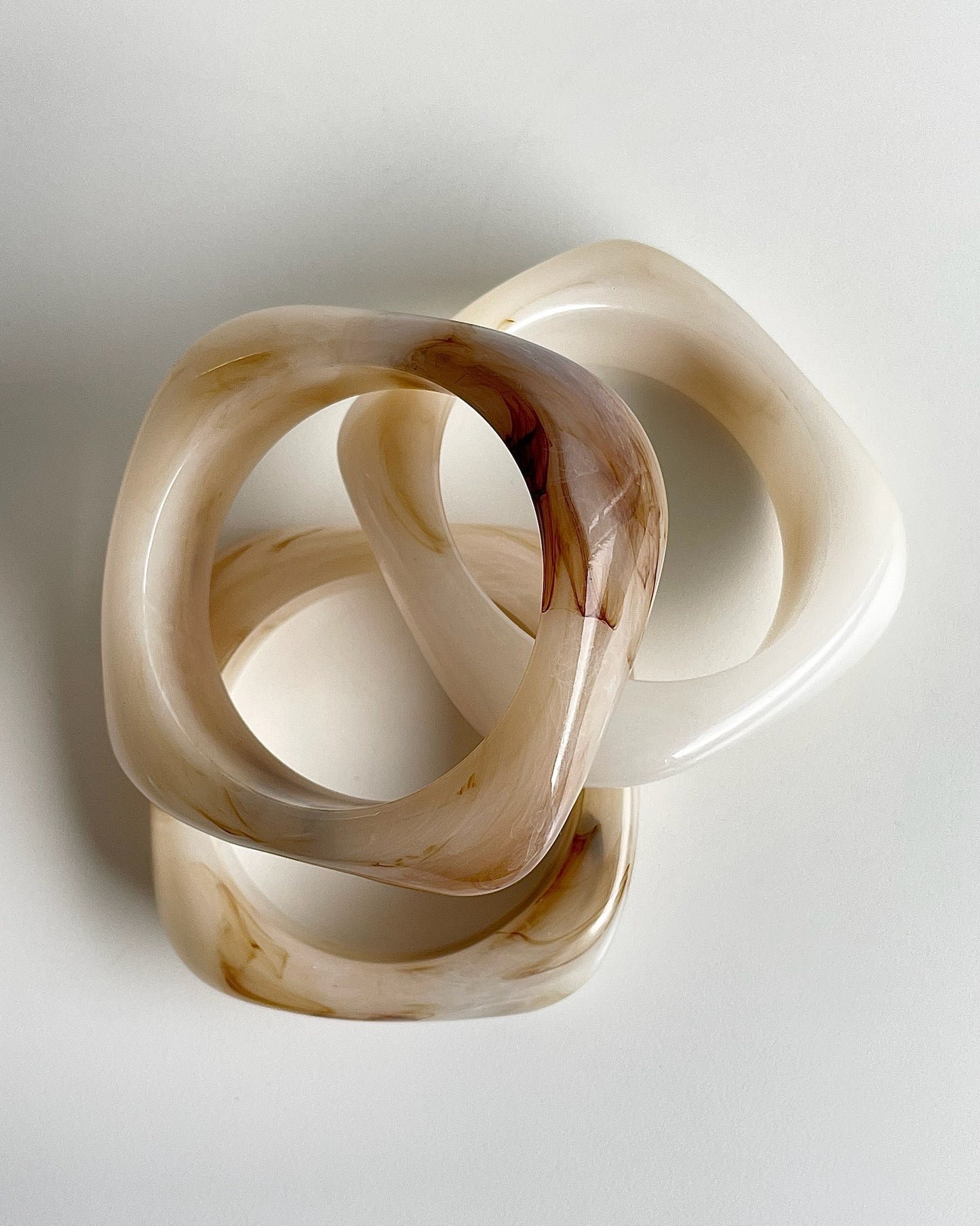 Bangle i beige nuancer