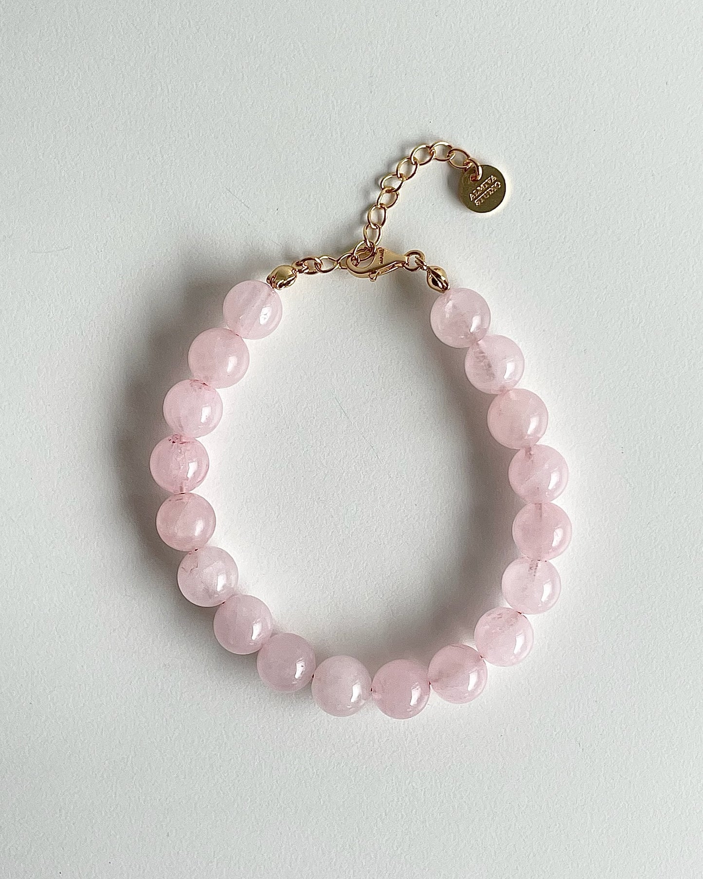 Bredt perle armbånd i lyserøde nuancer