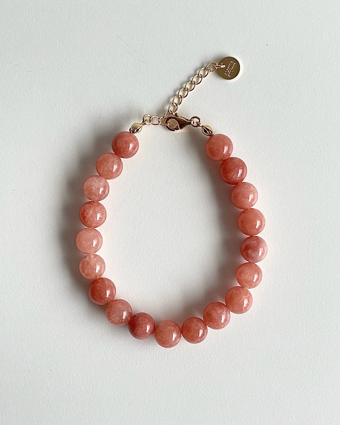 Bredt perle armbånd i koral nuancer