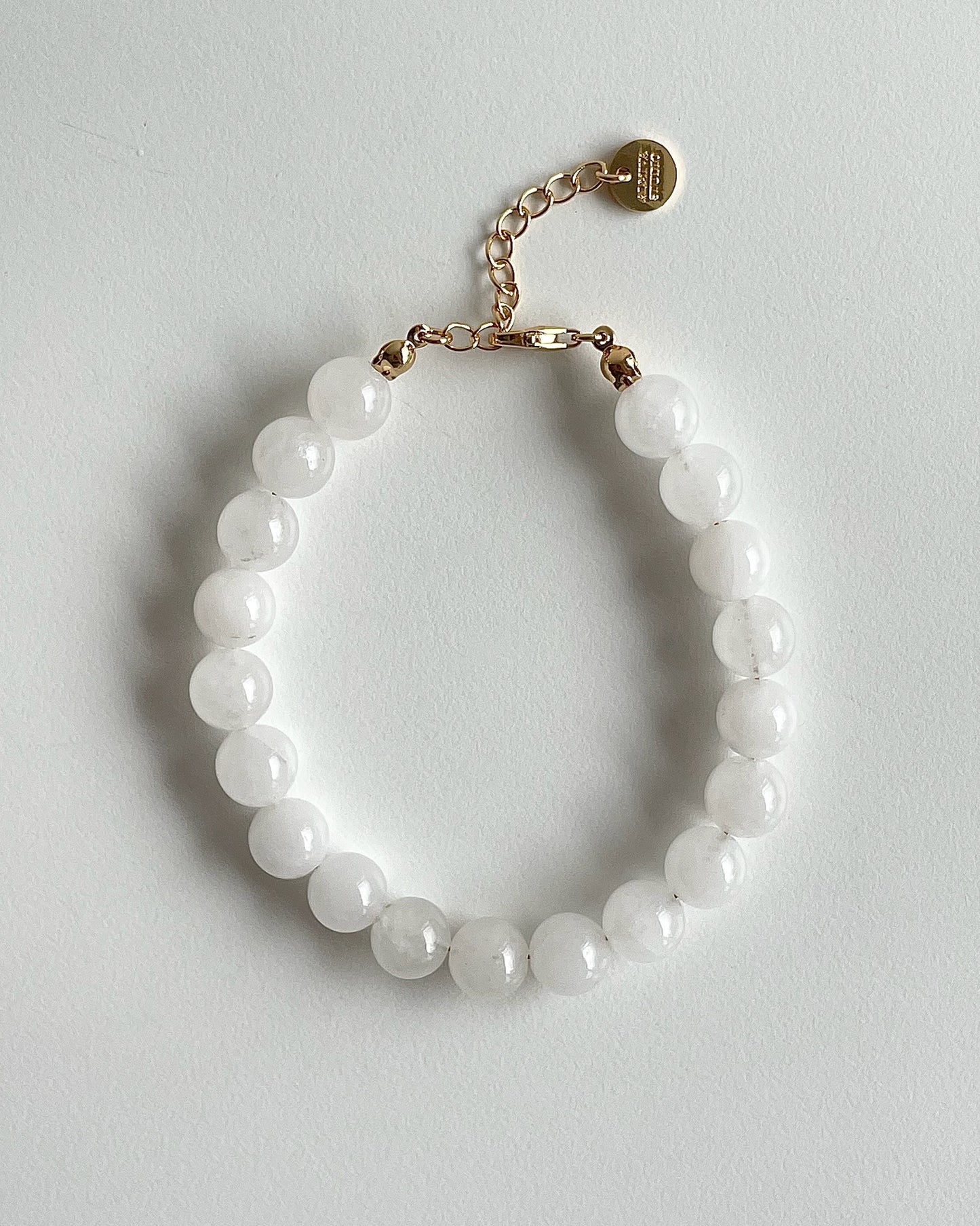 Bredt perle armbånd i hvide nuancer