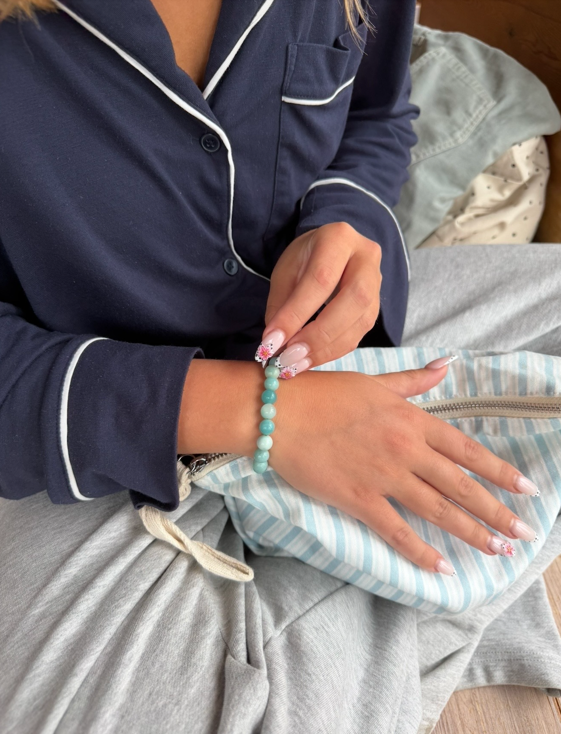 Bredt perle armbånd i turkise nuancer