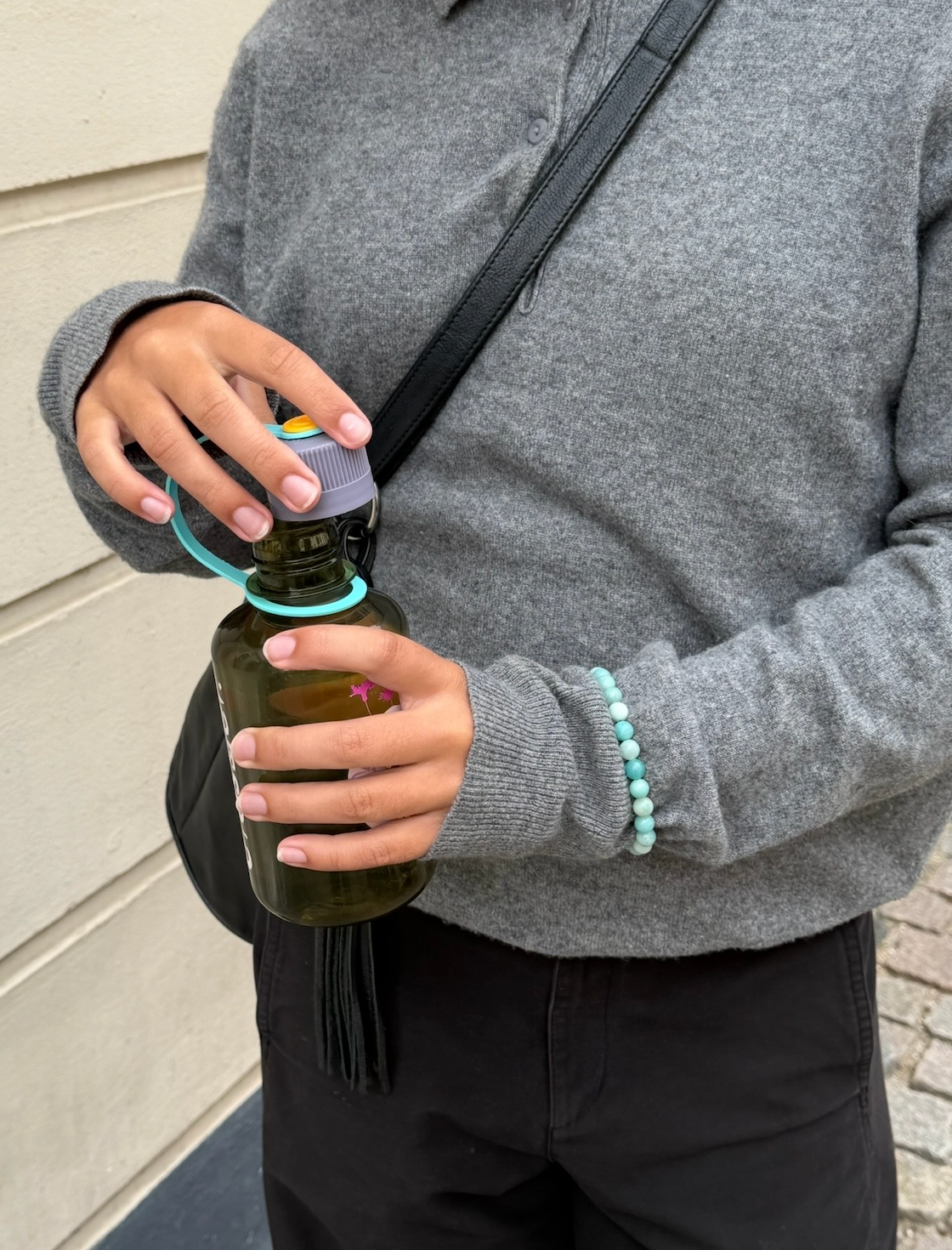Bredt perle armbånd i turkise nuancer
