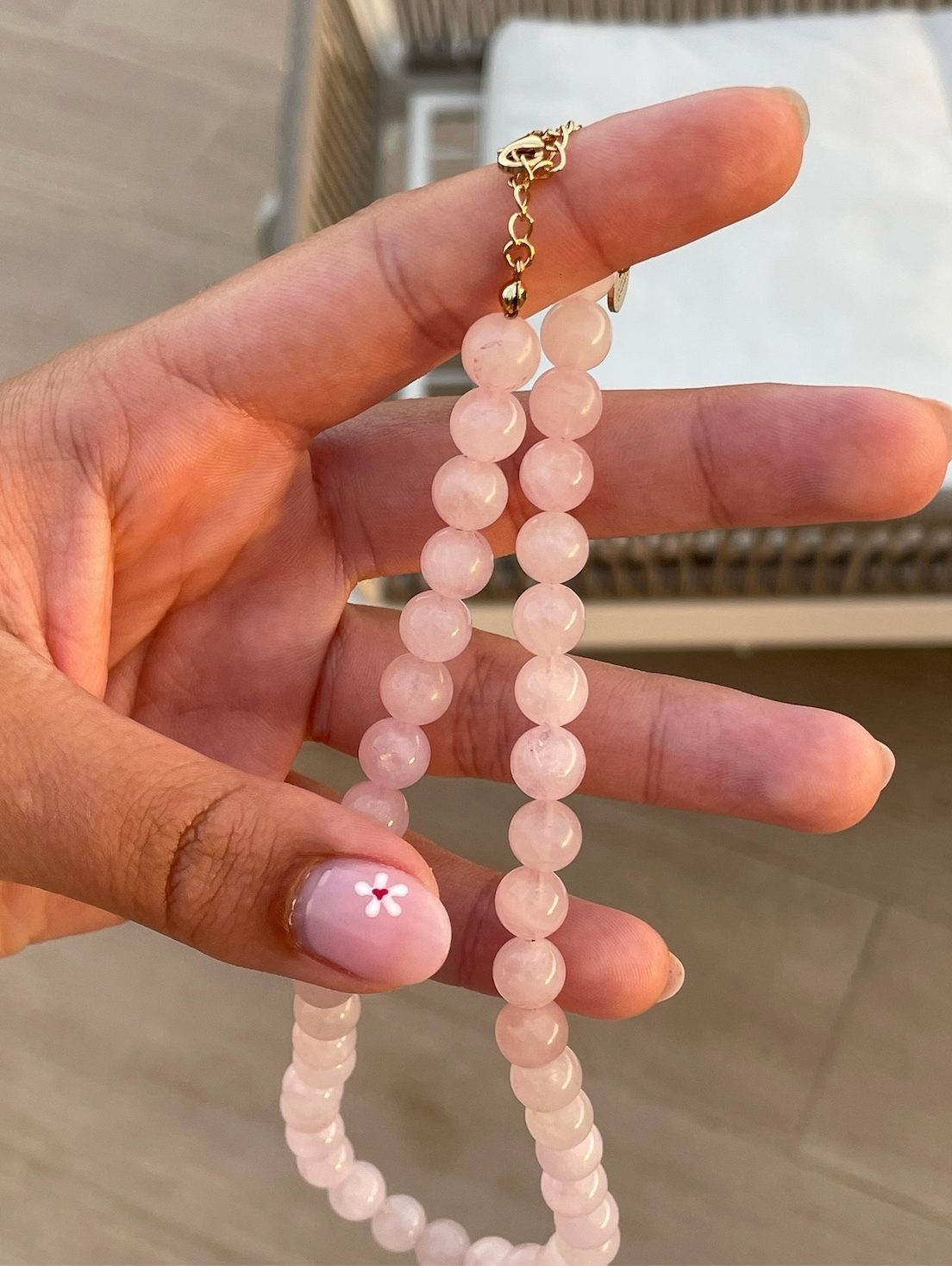 Bred perle halskæde i lyserøde nuancer