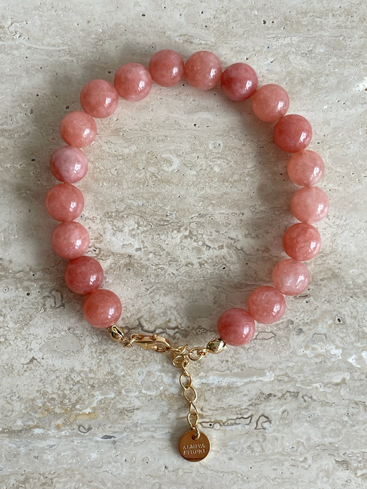 Bredt perle armbånd i koral nuancer